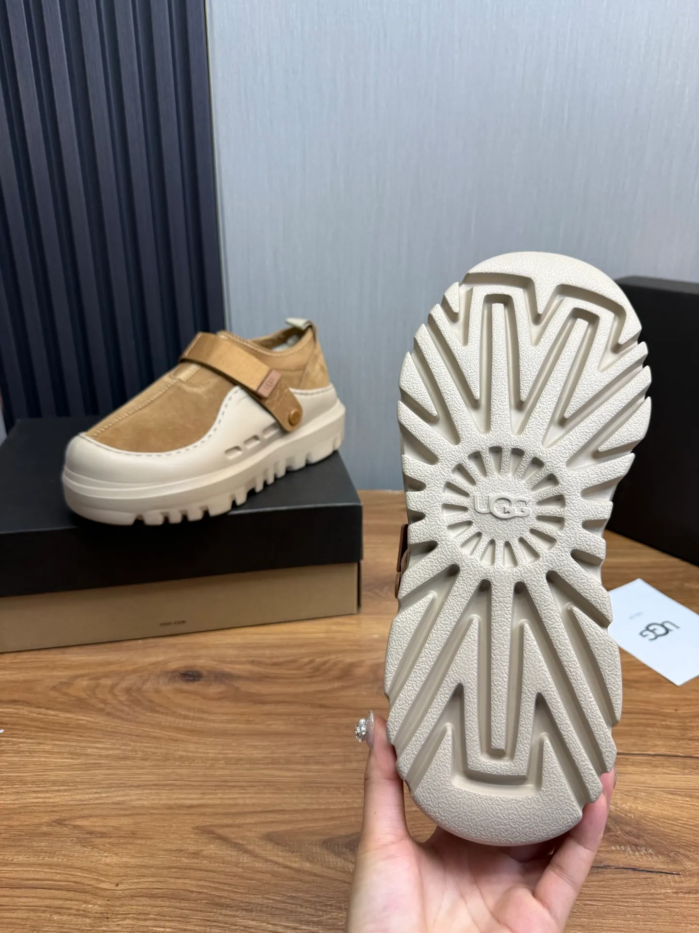 Men's shoes💰580💰Couples💖 New UGG fur integrated men's simple and fashionable snow boots. The most worth buying at the end of this year are warm casual shoes. Whether you are out and about at home, their comfortable and warm performance will be your most suitable fashion companion! The material is cowhide upper and imported wool is used inside. Warm and comfortable! The eva+ rubber patch outsole is cushioned, non-slip and wear-resistant, and has good elasticity. It is light and wear-resistant, comfortable and soft, and the new simple cut is more fashionable. It has both practicality and fashion sense, so you no longer have to worry about how to match it in winter, while still maintaining your fashionable taste. High-quality genuine wool. Look at the details for the material! Size: 35-40-41-42-43-44-44 sneaker size